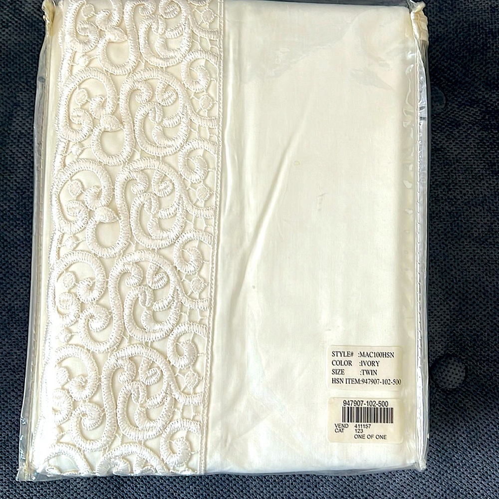 New - Ivory Twin sheet set.